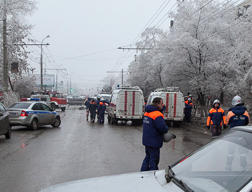 Волгоград, 30 декабря 2013 г. Спасательные службы на месте взрыва троллейбуса у остановки "Качинский рынок". Фото: http://www.volganet.ru Волгоград, 30 декабря 2013 г. Спасательные службы на месте взрыва троллейбуса у остановки "Качинский рынок". Фото: http://www.volganet.ru