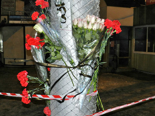 Цветы на месте теракта, совершенного в троллейбусе. Волгоград, 30 декабря 2013 г. Фото Татьяны Филимоновой для "Кавказского узла" Цветы на месте теракта, совершенного в троллейбусе. Волгоград, 30 декабря 2013 г. Фото Татьяны Филимоновой для "Кавказского узла"