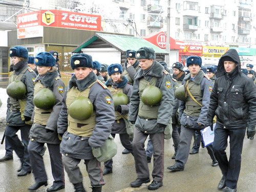 Сотрудники правоохранительных органов на улицах Волгограда. 30 декабря 2013 г. Фото Татьяны Филимоновой для "Кавказского узла" Сотрудники правоохранительных органов на улицах Волгограда. 30 декабря 2013 г. Фото Татьяны Филимоновой для "Кавказского узла"