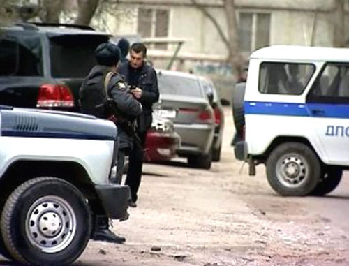 Сотрудник правоохранительных органов проверяет документы у водителя. Фото http://www.stavropolye.tv/ Сотрудник правоохранительных органов проверяет документы у водителя. Фото http://www.stavropolye.tv/