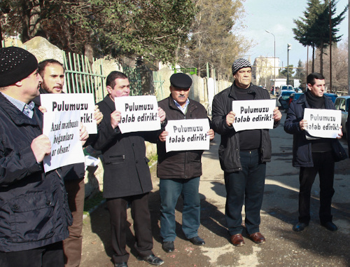 Сотрудники газеты "Азадлыг" проводят пикет перед офисом государственной фирмы по распространению печати "Гасид". Надписи на плакатах: "Дайте наши деньги!" Баку, 22 января 2014 г. Фото Азиза Каримова для "Кавказского узла" Сотрудники газеты "Азадлыг" проводят пикет перед офисом государственной фирмы по распространению печати "Гасид". Надписи на плакатах: "Дайте наши деньги!" Баку, 22 января 2014 г. Фото Азиза Каримова для "Кавказского узла"