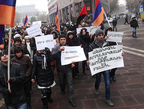 Шествие в защиту арестованных 5 ноября участников "Марша миллиона масок". Ереван, 10 января 2014 г. Фото: © PanARMENIAN Photo /
Hrant Khachatryan Шествие в защиту арестованных 5 ноября участников "Марша миллиона масок". Ереван, 10 января 2014 г. Фото: © PanARMENIAN Photo /
Hrant Khachatryan