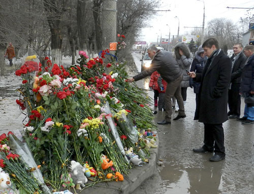 Цветы на месте взрыва троллейбуса. Волгоград, 1 января 2014 г. Фото Татьяны Филимоновой для "Кавказского узла" Цветы на месте взрыва троллейбуса. Волгоград, 1 января 2014 г. Фото Татьяны Филимоновой для "Кавказского узла"