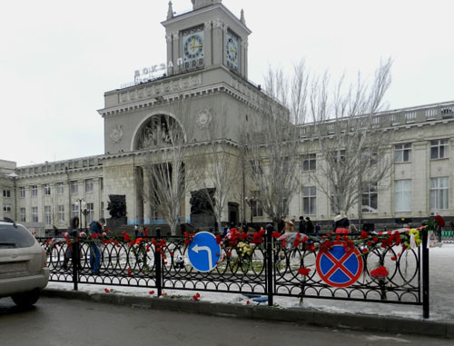 Цветы на железной ограде возле железнодорожного вокзала. Волгоград, 1 января 2014 г. Фото Татьяны Филимоновой для "Кавказского узла" Цветы на железной ограде возле железнодорожного вокзала. Волгоград, 1 января 2014 г. Фото Татьяны Филимоновой для "Кавказского узла"
