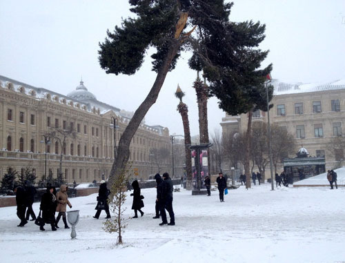 Снег в Баку. Февраль 2014 г. Фото http://news.day.az/ Снег в Баку. Февраль 2014 г. Фото http://news.day.az/