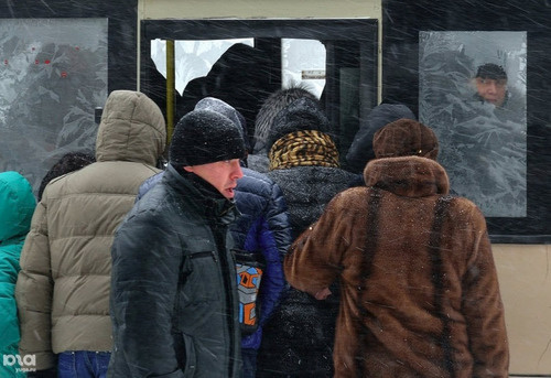 Жители города на остановке общественного транспорта во время снегопада. Ростов-на-Дону, февраль 2014 г. Фото: Андрей Бойко, ЮГА.ру Жители города на остановке общественного транспорта во время снегопада. Ростов-на-Дону, февраль 2014 г. Фото: Андрей Бойко, ЮГА.ру