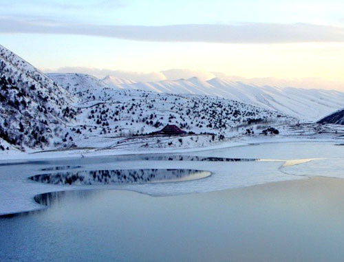 Озеро Кезеной-Ам в Веденском районе Чечни. Фото: Ras.sham http://commons.wikimedia.org/ Озеро Кезеной-Ам в Веденском районе Чечни. Фото: Ras.sham http://commons.wikimedia.org/
