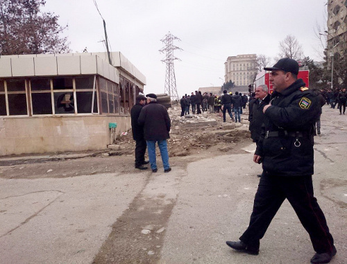 На месте взрыва у станции метро «Азадлыг проспекти» в Баку 13 февраля 2014 г. Фото Азиза Каримова для "Кавказского узла" На месте взрыва у станции метро «Азадлыг проспекти» в Баку 13 февраля 2014 г. Фото Азиза Каримова для "Кавказского узла"