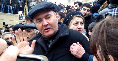 Баку, 16 февраля 2014 г. Митинг жителей улицы Нариманова (бывшей Советской) и прилегающих кварталов против сноса их домов. В центре - заместитель главы Ясамальского района Баку Самед Исламов. Фото Кямала Али для "Кавказского узла" Баку, 16 февраля 2014 г. Митинг жителей улицы Нариманова (бывшей Советской) и прилегающих кварталов против сноса их домов. В центре - заместитель главы Ясамальского района Баку Самед Исламов. Фото Кямала Али для "Кавказского узла"