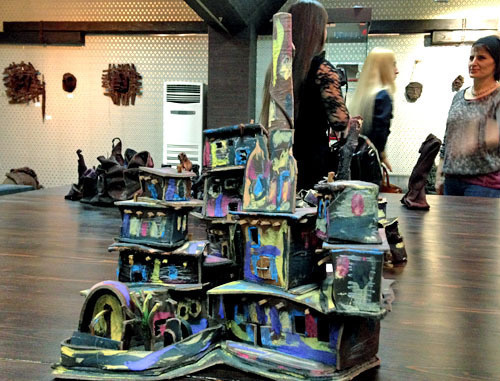 Работа Гасана Эфендиева "Аул", представленная на выставке "Инкарнация". Махачкала, 15 февраля 2014 г. Фото Патимат Махмудовой для "Кавказского узла"
