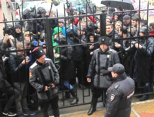 Казаки и полиция Сочи сдерживают журналистов у Адлеровского ОВД, где находятся арестованные участницы Pussy Riot. Сочи, 18 февраля 2014 г. Фото с личной страницы твиттер активистов группы Война twitter.com Казаки и полиция Сочи сдерживают журналистов у Адлеровского ОВД, где находятся арестованные участницы Pussy Riot. Сочи, 18 февраля 2014 г. Фото с личной страницы твиттер активистов группы Война twitter.com