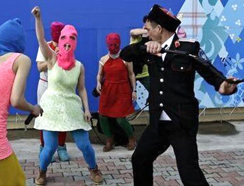 Потасовка между казаками и членами панк-группы Pussy Riot и арт-группы "Война". Сочи, 19 февраля 2014 г. Фото из твиттера активистов группы Война, https://twitter.com/gruppa_voina/status/435830304725794816 Потасовка между казаками и членами панк-группы Pussy Riot и арт-группы "Война". Сочи, 19 февраля 2014 г. Фото из твиттера активистов группы Война, https://twitter.com/gruppa_voina/status/435830304725794816