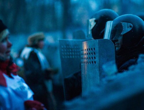 Защитники Майдана и бойцы "Беркута". Киев, 26 января 2014 г. Фото: Максименко Александр © maksymenko.com.ua, www.flickr.com/photos/112078056@N07/12159465683, creativecommons.org/licenses/by/2.0 Защитники Майдана и бойцы "Беркута". Киев, 26 января 2014 г. Фото: Максименко Александр © maksymenko.com.ua, www.flickr.com/photos/112078056@N07/12159465683, creativecommons.org/licenses/by/2.0