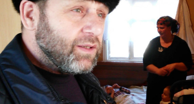 Хамзат Чумаков. Декабрь 2013 г. Кадр из видеообращения об оказании помощи нуждающимся, http://ingislam.ru Хамзат Чумаков. Декабрь 2013 г. Кадр из видеообращения об оказании помощи нуждающимся, http://ingislam.ru