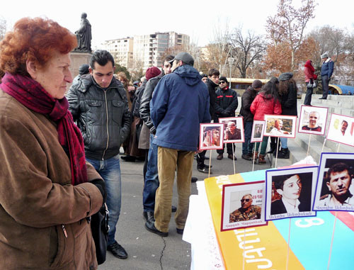 Акция, посвященная "политзаключенным всех времен". Ереван, площадь Свободы, 2 февраля 2014 г. Фото Армине Мартиросян для "Кавказского узла" Акция, посвященная "политзаключенным всех времен". Ереван, площадь Свободы, 2 февраля 2014 г. Фото Армине Мартиросян для "Кавказского узла"