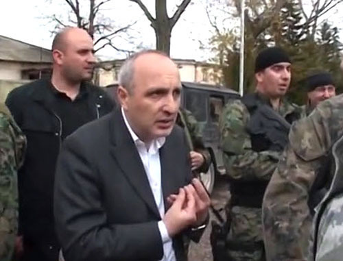 Вано Мерабишвили (в центре). Кадр из видео www.youtube.com Вано Мерабишвили (в центре). Кадр из видео www.youtube.com