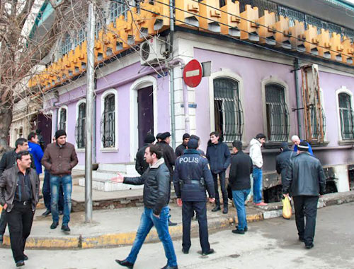 На месте взрыва в штаб-квартире партии Народного фронта Азербайджана (ПНФА). Баку, 3 марта 2014 г. Фото Азиза Каримова для "Кавказского узла" На месте взрыва в штаб-квартире партии Народного фронта Азербайджана (ПНФА). Баку, 3 марта 2014 г. Фото Азиза Каримова для "Кавказского узла"