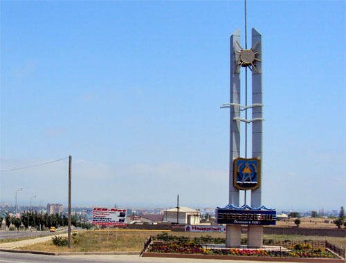 Стелла при въезде в Избербаш. Дагестан. Фото: АбуУбайда http://commons.wikimedia.org/ Стелла при въезде в Избербаш. Дагестан. Фото: АбуУбайда http://commons.wikimedia.org/