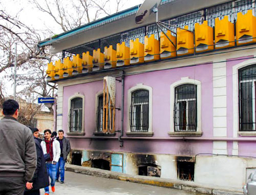 Здание, в котором располагается Бакинский офис ПНФА после взрыва. Баку, 3 марта 2014 г. Фото Азиза Каримова для "Кавказского узла" Здание, в котором располагается Бакинский офис ПНФА после взрыва. Баку, 3 марта 2014 г. Фото Азиза Каримова для "Кавказского узла"