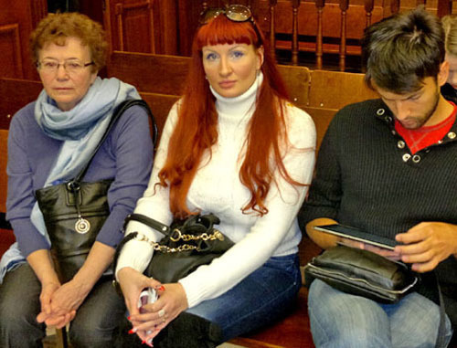 Оксана Павлюченкова (в центре), жена Дмитрия Павлюченкова, рядом Нелля Павлюченкова. Москва, 14 декабря 2012 г. Фото Юлии Буславской для "Кавказского узла" Оксана Павлюченкова (в центре), жена Дмитрия Павлюченкова, рядом Нелля Павлюченкова. Москва, 14 декабря 2012 г. Фото Юлии Буславской для "Кавказского узла"