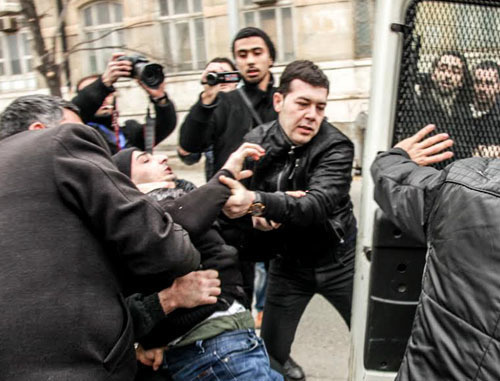 Сотрудники полиции задерживают участника акции протеста против сноса домов. Баку, 3 марта 2014 г. Фото Азиза Каримова для "Кавказского узла" Сотрудники полиции задерживают участника акции протеста против сноса домов. Баку, 3 марта 2014 г. Фото Азиза Каримова для "Кавказского узла"