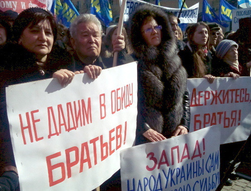 Участники акции в поддержку народа Украины. Астрахань, 9 марта 2014 г. Фото Елены Гребенюк для "Кавказского узла" Участники акции в поддержку народа Украины. Астрахань, 9 марта 2014 г. Фото Елены Гребенюк для "Кавказского узла"