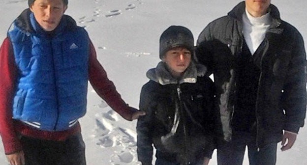 Шамиль Хатипов (слева) и Магомедсайгид Хатипов вместе со спасенным ими Зауром Магомедовым (посередине). Фото: ГУ МЧС России по Республике Дагестан http://www.05.mchs.gov.ru/ Шамиль Хатипов (слева) и Магомедсайгид Хатипов вместе со спасенным ими Зауром Магомедовым (посередине). Фото: ГУ МЧС России по Республике Дагестан http://www.05.mchs.gov.ru/