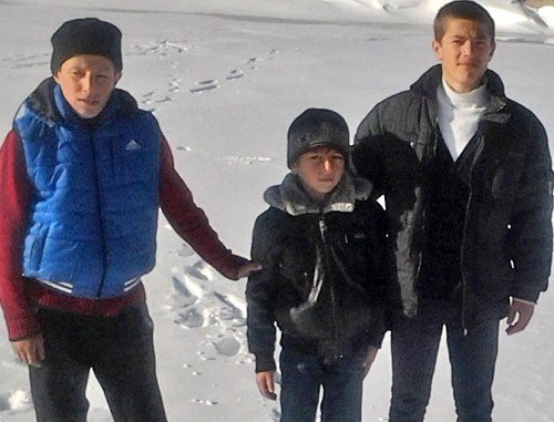 Шамиль Хатипов (слева) и Магомедсайгид Хатипов вместе со спасенным ими Зауром Магомедовым (посередине). Фото: ГУ МЧС России по Республике Дагестан http://www.05.mchs.gov.ru/ Шамиль Хатипов (слева) и Магомедсайгид Хатипов вместе со спасенным ими Зауром Магомедовым (посередине). Фото: ГУ МЧС России по Республике Дагестан http://www.05.mchs.gov.ru/