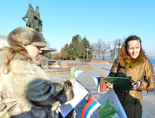 Участники пикета в поддержку русскоязычного населения Крыма. Волгоград, 14 марта 2014 г. Фото Татьяны Филимоновой для "Кавказского узла" Участники пикета в поддержку русскоязычного населения Крыма. Волгоград, 14 марта 2014 г. Фото Татьяны Филимоновой для "Кавказского узла"