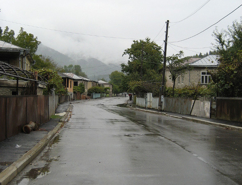 Грузия, область Рача. Улица в городе Они. Фото: Mzuriana, http://www.flickr.com/photos/hailebet/9410863363 Грузия, область Рача. Улица в городе Они. Фото: Mzuriana, http://www.flickr.com/photos/hailebet/9410863363