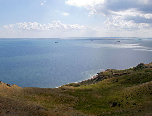 Вид с башни Еникальского маяка на Керченский пролив. Фото: Solundir http://ru.wikipedia.org/ Вид с башни Еникальского маяка на Керченский пролив. Фото: Solundir http://ru.wikipedia.org/
