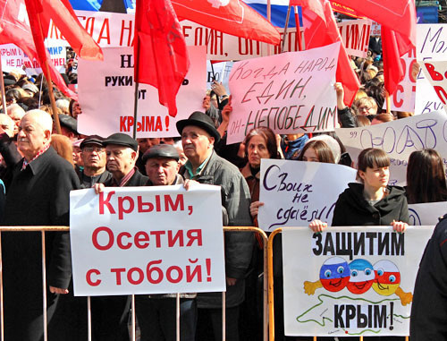 Митинг в поддержку политики российских властей в Крыму. Владикавказ, 14 марта 2014 г. Фото Эммы Марзоевой для "Кавказского узла" Митинг в поддержку политики российских властей в Крыму. Владикавказ, 14 марта 2014 г. Фото Эммы Марзоевой для "Кавказского узла"
