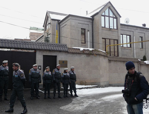 Сотрудники правоохранительных органов Армении во время акции в поддержку Евромайдана у посольства Украины. Ереван, 24 января 2014 г. Фото Армине Мартиросян для «Кавказского узла» Сотрудники правоохранительных органов Армении во время акции в поддержку Евромайдана у посольства Украины. Ереван, 24 января 2014 г. Фото Армине Мартиросян для «Кавказского узла»