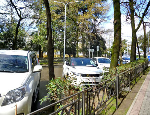 Автомобили паркуются рядом с новым зданием на улице Конституции. Сочи, 23 марта 2014 г. Фото Светланы Кравченко для "Кавказского узла" Автомобили паркуются рядом с новым зданием на улице Конституции. Сочи, 23 марта 2014 г. Фото Светланы Кравченко для "Кавказского узла"