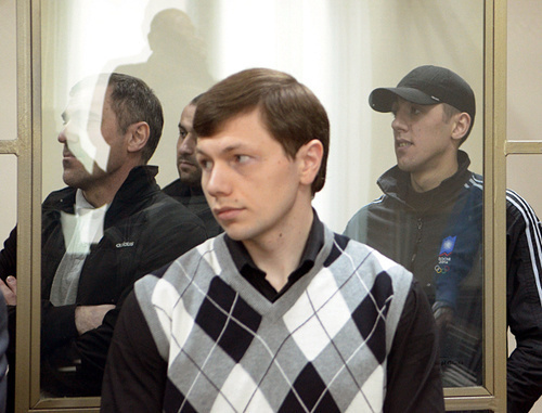 Адвокат (на переднем плане) и обвиняемые во время оглашения приговора по делу о теракте на рынке Владикавказа. Ростов-на-Дону, 8 апреля 2014 г. Фото Олега Пчелова для "Кавказского узла"
