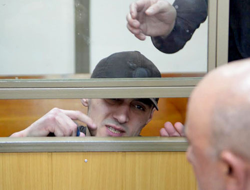 Осужденный Юсуп Дзангиев общается со своим отцом в зале суда в Северо-Кавказском окружном военном суде. Ростов-на-Дону, 8 апреля 2014 г. Фото Олега Пчелова для "Кавказского узла" Осужденный Юсуп Дзангиев общается со своим отцом в зале суда в Северо-Кавказском окружном военном суде. Ростов-на-Дону, 8 апреля 2014 г. Фото Олега Пчелова для "Кавказского узла"