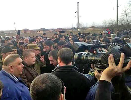 Родственники задержанных жителей поселка "Майское" перекрыли федеральную трассу "Кавказ". Северная Осетия, 11 апреля 2014 г. Фото http://www.youtube.com Родственники задержанных жителей поселка "Майское" перекрыли федеральную трассу "Кавказ". Северная Осетия, 11 апреля 2014 г. Фото http://www.youtube.com