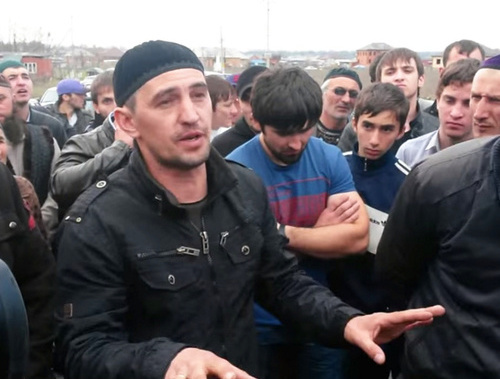 Стихийный митинг на трассе "Кавказ" с требованием освобождения задержанных Алисхана Гуражева и Мустафы Баркинхоева. Северная Осетия, Пригородный район, окрестности села Майского, 11 апреля 2014 г. Кадр из видеозаписи, http://mehkkhel.org/?p=8974 Стихийный митинг на трассе "Кавказ" с требованием освобождения задержанных Алисхана Гуражева и Мустафы Баркинхоева. Северная Осетия, Пригородный район, окрестности села Майского, 11 апреля 2014 г. Кадр из видеозаписи, http://mehkkhel.org/?p=8974