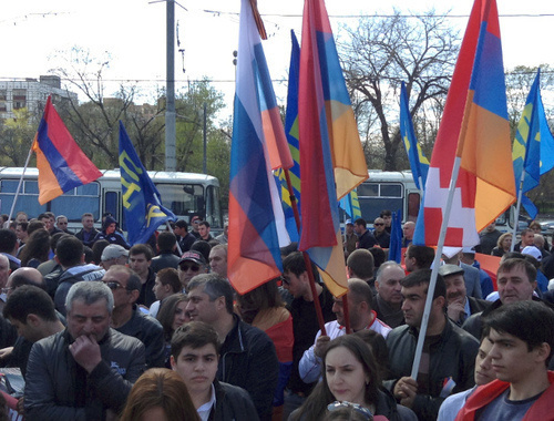 Участники митинга "Геноцид армян - преступление против человечества". Москва, 24 апреля 2014 г. Фото Елены Хрусталевой для "Кавказского узла" Участники митинга "Геноцид армян - преступление против человечества". Москва, 24 апреля 2014 г. Фото Елены Хрусталевой для "Кавказского узла"