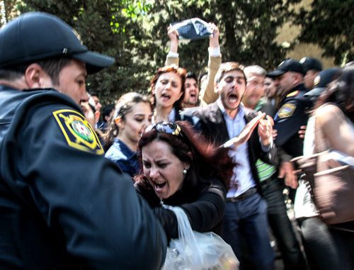 Полиция задерживает сторонников активистов Nida. Баку, 6 мая 2014 г. Фото Азиза Каримова для "Кавказского узла" Полиция задерживает сторонников активистов Nida. Баку, 6 мая 2014 г. Фото Азиза Каримова для "Кавказского узла"