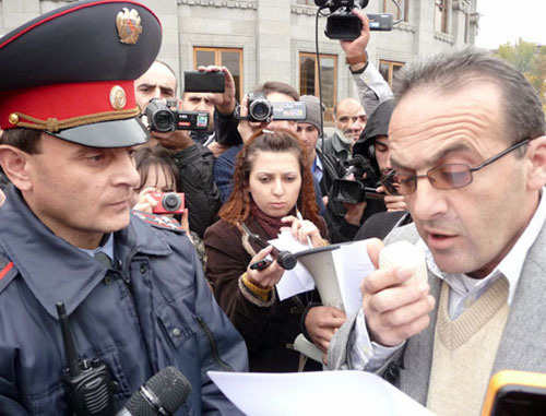 Акция протеста в поддержку арестованных после столкновений с полицией 5 ноября. Ереван, 9 ноября 2013 г. Фото Армине Мартиросян для "Кавказского узла" Акция протеста в поддержку арестованных после столкновений с полицией 5 ноября. Ереван, 9 ноября 2013 г. Фото Армине Мартиросян для "Кавказского узла"