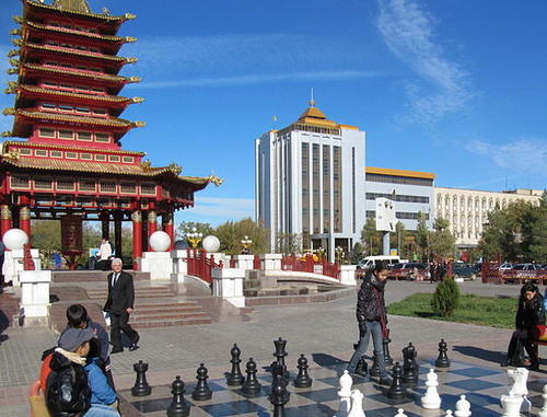 Центральная площадь Элисты. Фото: Rartat, http://commons.wikimedia.org Центральная площадь Элисты. Фото: Rartat, http://commons.wikimedia.org