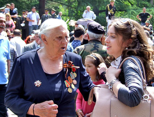 88-летняя Екатерина Авдонина пришла на праздник вместе со своей внучкой. Тбилиси, 9 мая 2014 г. Фото Эдиты Бадасян для "Кавказского узла"
88-летняя Екатерина Авдонина пришла на праздник вместе со своей внучкой. Тбилиси, 9 мая 2014 г. Фото Эдиты Бадасян для "Кавказского узла"