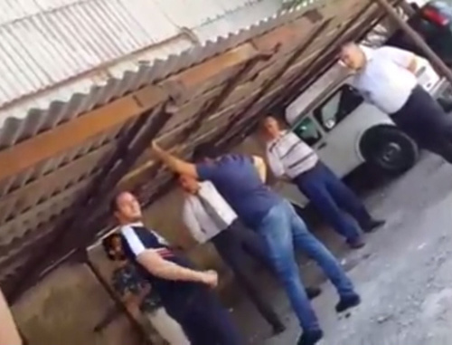 Нападение на журналиста азербайджанской службы "Радио "Свобода" 16 мая 2014 г., снятое очевидцем и опубликованное на сайте "Радио Азадлыг", http://www.azadliq.org/media/video/25387222.html Нападение на журналиста азербайджанской службы "Радио "Свобода" 16 мая 2014 г., снятое очевидцем и опубликованное на сайте "Радио Азадлыг", http://www.azadliq.org/media/video/25387222.html