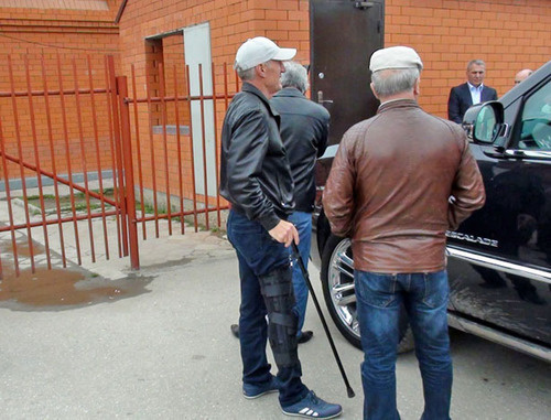 Перед зданием суда Урус-Мартановского района. Фото: КАВПОЛИТ http://kavpolit.com/ Перед зданием суда Урус-Мартановского района. Фото: КАВПОЛИТ http://kavpolit.com/