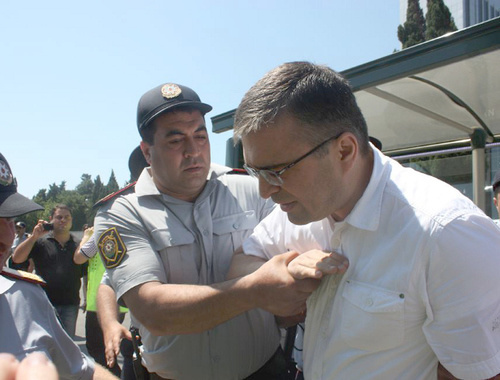 Полиция задерживает Ильгара Мамедова. 2012 г. Фото Турхана Каримова из архива Радио Азадлыг (RFE/RL), www.radioazadlyg.org Полиция задерживает Ильгара Мамедова. 2012 г. Фото Турхана Каримова из архива Радио Азадлыг (RFE/RL), www.radioazadlyg.org