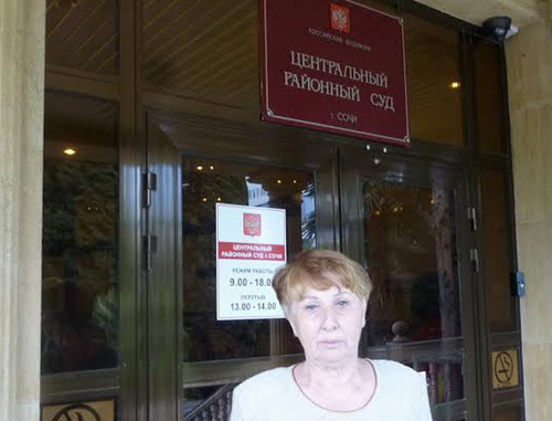 Нина Дубовая возле здания Центрального районного суда Сочи. Май 2014 г. Фото Светланы Кравченко для "Кавказского узла" Нина Дубовая возле здания Центрального районного суда Сочи. Май 2014 г. Фото Светланы Кравченко для "Кавказского узла"