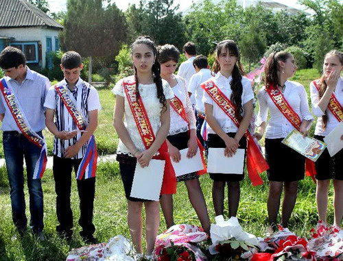 Последний звонок в школе в селении Хутун-Казмаляр Магарамкентского района. Май 2013 г. Фото http://www.dagmol.ru/ Последний звонок в школе в селении Хутун-Казмаляр Магарамкентского района. Май 2013 г. Фото http://www.dagmol.ru/