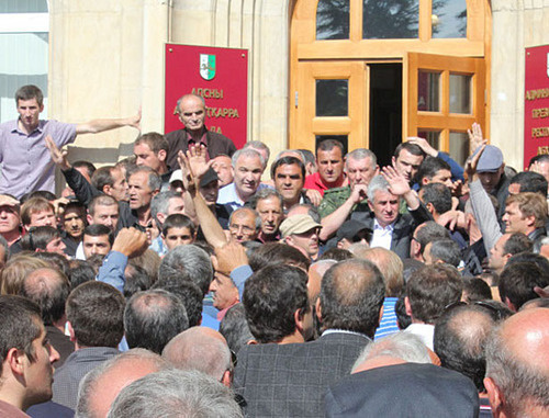 Участники антиправительственного митинга у входа в здание администрации президента Абхазии. Сухум, 27 мая 2014 г. Фото Амры Амичба, "Апсныпресс" Участники антиправительственного митинга у входа в здание администрации президента Абхазии. Сухум, 27 мая 2014 г. Фото Амры Амичба, "Апсныпресс"