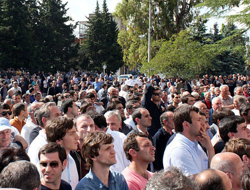Участники антиправительственного митинга в Сухуме, Абхазия, 27 мая 2014 г. Фото Амры Амичба, "Апсныпресс" Участники антиправительственного митинга в Сухуме, Абхазия, 27 мая 2014 г. Фото Амры Амичба, "Апсныпресс"